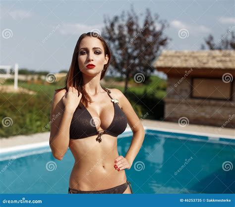 Donna Sexy In Bikini Che Posa Nella Piscina Immagine Stock Immagine Di Orli Swimsuit