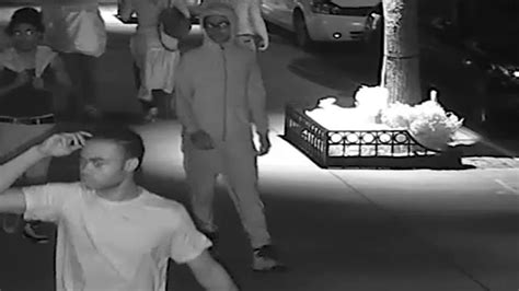 Police Looking For Suspects Who Threatened Robbed Man On Upper West Side Abc7 New York