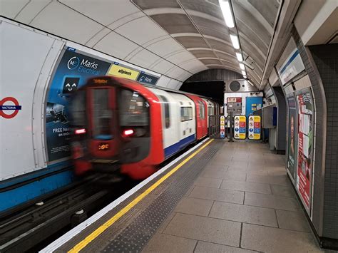 A Victoria Line Train To Brixton Racing Out Of Victoria St Flickr