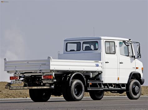 The company is quick to say it's not a rock hopper, but will handle slippery conditions a tradie might encounter getting around a mine site. Mercedes-Benz Vario Double Cab Truck 4x4 (W670) 1996 wallpapers (2048x1536)