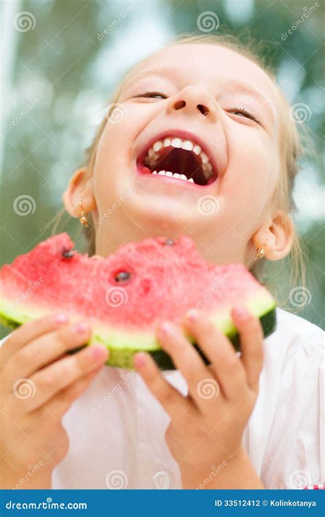 吃西瓜的孩子 图库摄影 图片 33512412