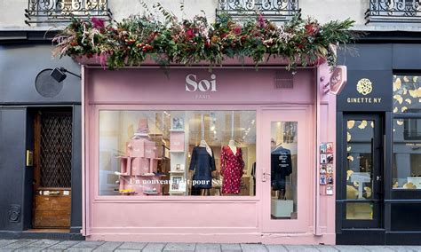 Devanture Rose Et Fleurie Soi Paris Décor De Salon De Coiffure Devanture Boutique De Décoration