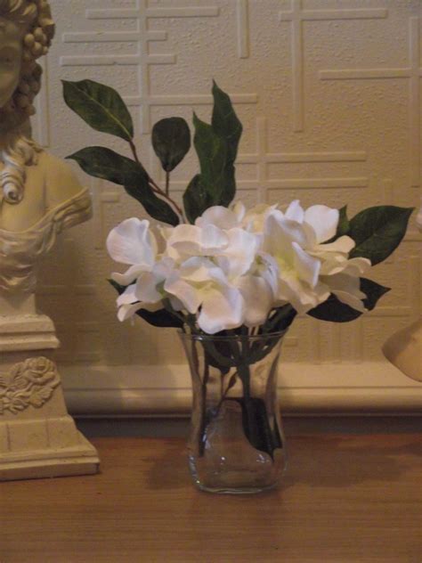Choose artificial flowers, the new approach to flowers that last. Realistic silk hydrangea and foliage flower arrangement in ...