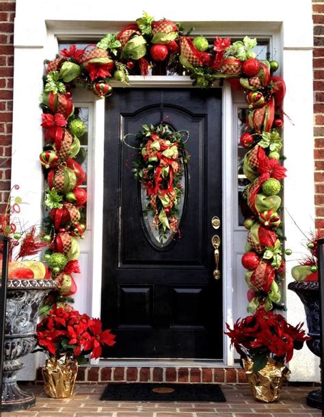 20 Memorable Ideas For Christmas Front Door Decoration