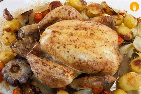 Por un lado, se pueden disfrutar prácticamente todas las partes en este reportaje se comparten recetas con pollo. Pollo al horno con patatas - Recetas de Cocina Casera ...