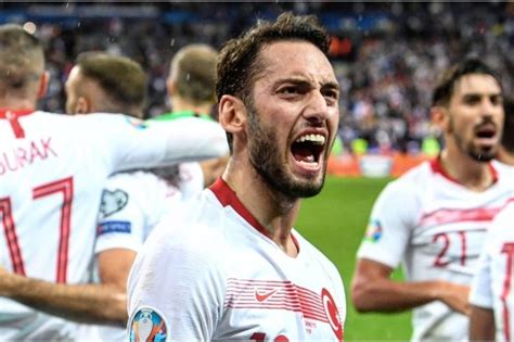 Galatasaray'ı da sevdiğim için aslan dövmesi yaptırdım. cevabını verdi. Hakan Çalhanoğlu: İlerleyen zamanlarda Galatasaray'a ...