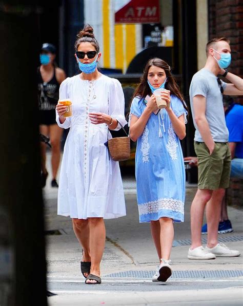 Katie Holmes Y Su Hija Suri Las Famosas Se Apuntan Al Vestido Blanco