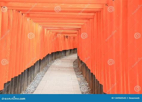 Capilla Fascinante En Japn Con La Puerta Roja Imagen De Archivo