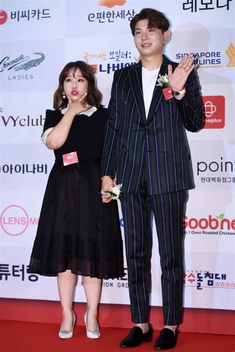 과거 우발적으로 살인을 저질렀던 국회의원 원동혁.2015년 현재 '공소시효 폐지 법안'을 다루던 그는 한 통의 메시지를 받는다.나는 네가 15년 전 한 일을 알고 있다. 전참시 홍현희 화려했던 과거 인기 고백…제이쓴 팩트체크 나서 ...