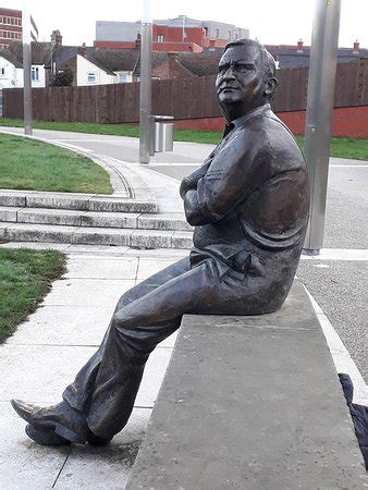 Ronnie Barker Statue (Aylesbury) - 2021 All You Need to ...