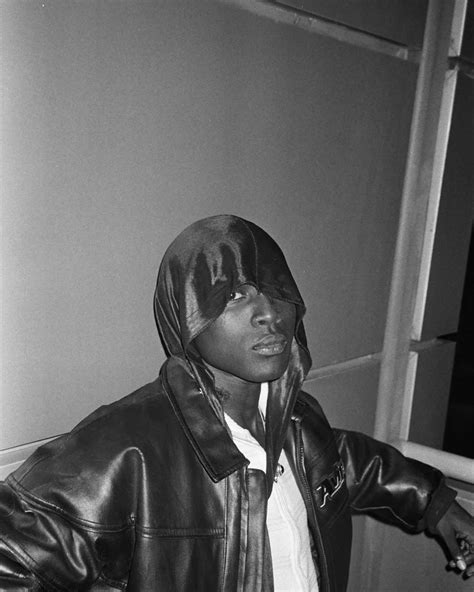 Florence Sinclair is finding themselves in the shadows of… - The Face