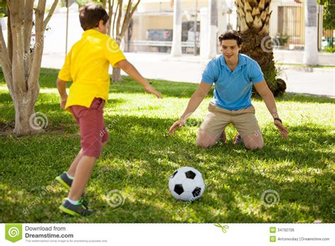 Играть футбол с моим папой стоковое фото изображение насчитывающей
