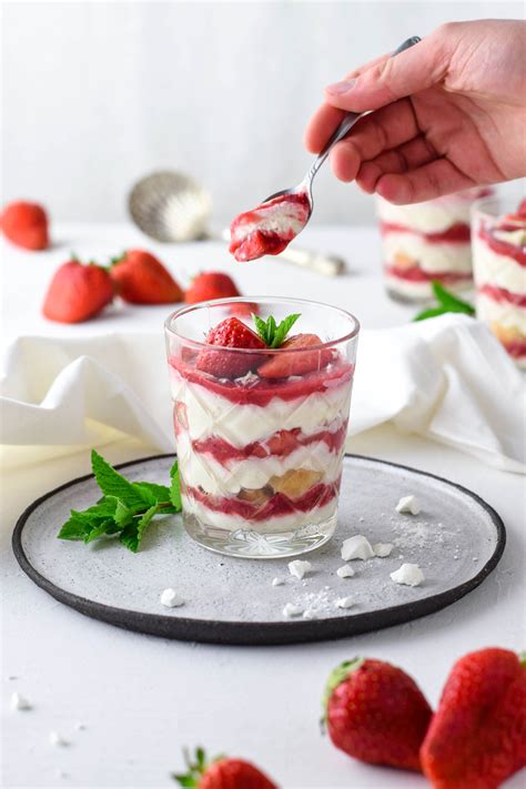 Sommerliches Erdbeer weißes Schokoladen Tiramisu im Glas Erdbeer