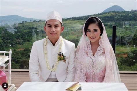 Sebab, rachel membagikan video dirinya yang membahas mengenai. 5 Fakta Romansa Rachel Vennya dan Suami, Pernikahan Mewah ...