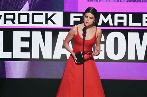 Selena Gomez S Heartfelt Amas Speech I Was Absolutely Broken Inside
