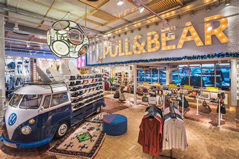 Discover the new spring summer 2021 collection for women and men at pull&bear. Inditex abre una tienda Pull&Bear de 1.000 metros en ...