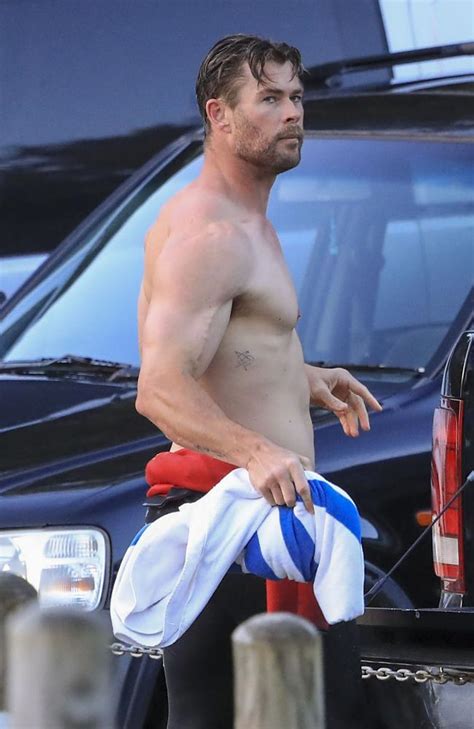 Chris Hemsworth Shows Off Bulging Muscles In Topless Beach Display Photos Au