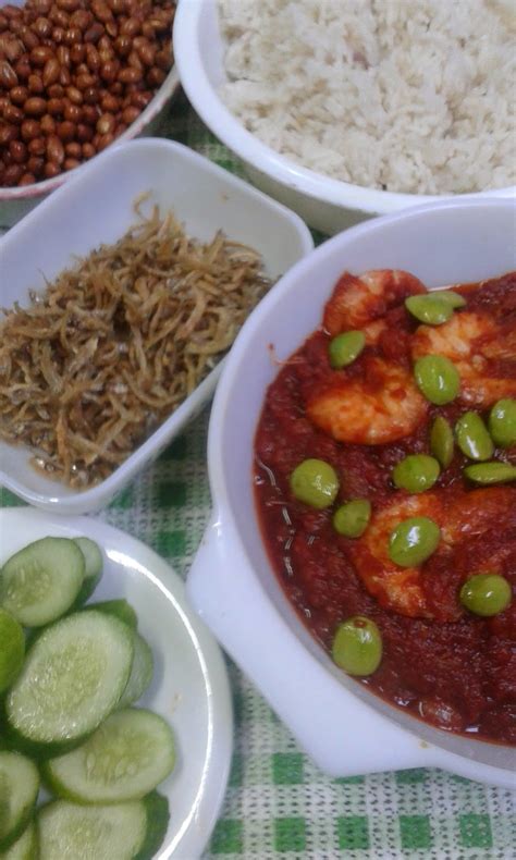 Kamu juga bisa menikmati sambal matah sebagai makanan pendamping ikan bakar, ayam. Zalekha Luvs Cooking: Nasi Lemak Sambal Tumis Udang Petai..