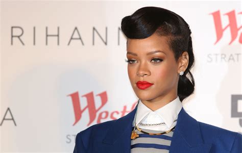 Woman Allegedly Gets Herpes At Rihanna Concert Can Virus Be Spread Through Lipstick Cbs News