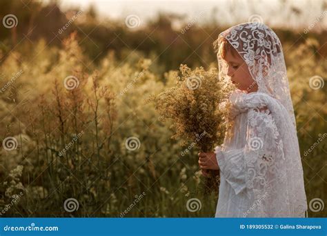 Jolie Petite Fille En Robe Blanche Et Un Chapeau Sur Le Terrain Au