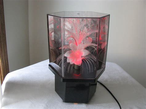 Each flower was composed of a fiber optic cable running through some clear plastic tubing with a translucent plastic bulb on top. 10 benefits of Fiber optic flower lamp | Warisan Lighting