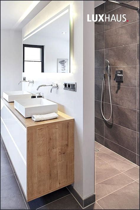 Ein Badezimmer in Grautönen, immer in Kombination mit Holz und Weiß. #Badezimmer # - Ein