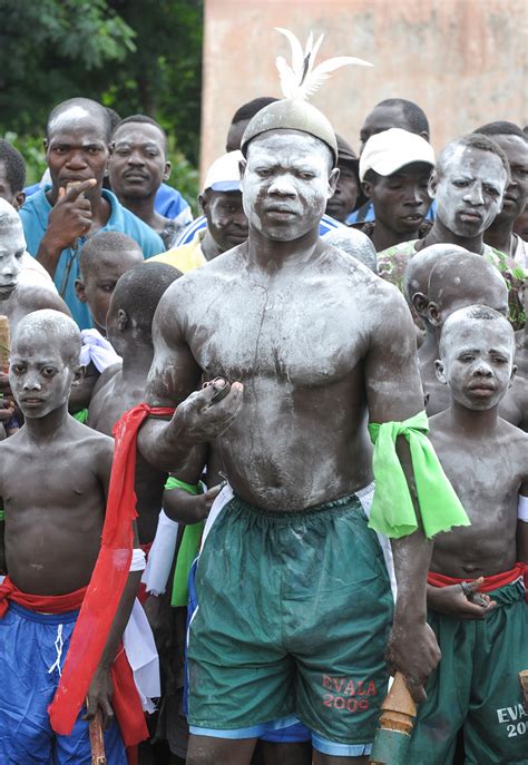 картинки люди толпа памятник статуя Африка борьба Племя Фестиваль дети Традиция