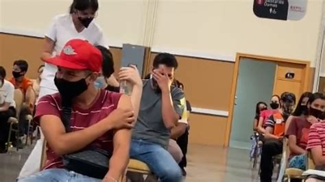 la divertida e inesperada reacción de un joven antes de ponerse la vacuna que se ha hecho viral