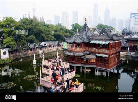 The Bridge Of Nine Turns Yu Yuan Garden Shanghaichina Stock Photo Alamy