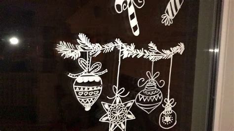 Auch die fenster werden dann gerne mit lichterketten und fensterbildern dekoriert, um den für den wald wurde hier z. Pin von mira_lina . auf Weihnachten 2019 | Fensterdeko ...