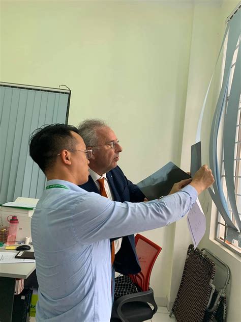 Ca sĩ việt quang sinh năm 1977, từng là ngôi sao âm nhạc đình đám vào những năm cuối thập niên 1990, đầu thập niên 2000. Chụp X quang - Bệnh viện thú y - Học viện Nông Nghiệp Việt Nam