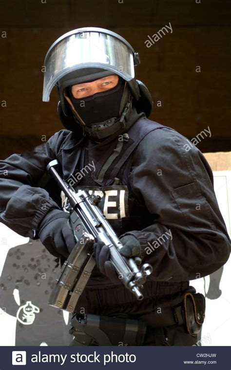 Swat Team Bulletproof Hi Res Stock Photography And Images Alamy
