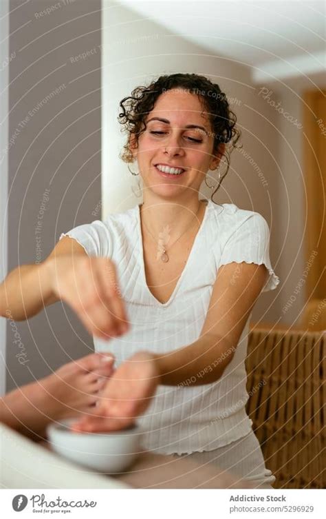 masseurin trägt während einer massage körperöl auf den rücken einer kundin auf ein
