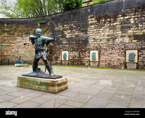 Uk Nottingham Nottingham Castle Statue Of Robin Hood Stock Photo Alamy