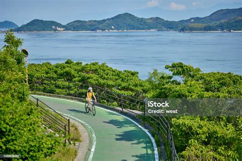 Una Mujer Japonesa Que Disfruta Del Ciclismo En El Shimanami Kaido Foto