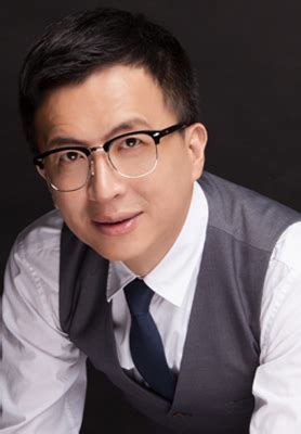 皇帝的一个弟弟在杭州建立了南宋。 南宋建立以后，南方的农业得到了发展，手工业也更发达了。 中国的经历中心从北方移到了南方。 1919年五月四日，北京的学生们到天安门广场集会。 五四运动对中国社会产生了深远的影响。 2017杭州云栖大会-大会嘉宾