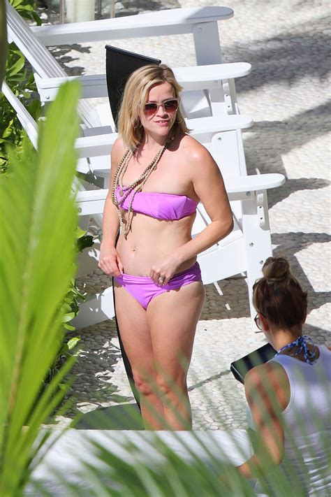 reese witherspoon in bikini at hotel in hawaii hawtcelebs