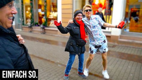 Mit fremden Menschen auf der Straße tanzen Einfach so YouTube