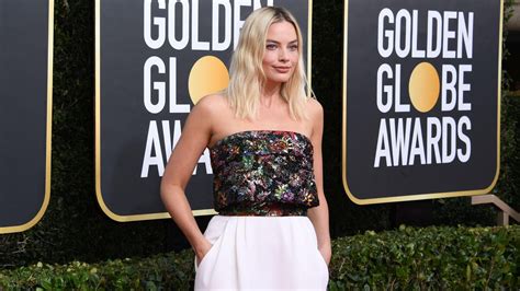 Fox news drama bombshell shows how megyn kelly and others toppled alleged sexual harasser roger ailes. Margot Robbie Wears Strapless top at The 2020 Golden ...