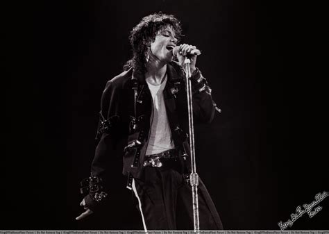Play as the king of pop in this classic sega genesis/mega drive perform michael jackson's signature moves and fight bad guys as you try to rescue all of the children. kingofdancefloor.com - Michael Jackson's Moonwalk Photo ...