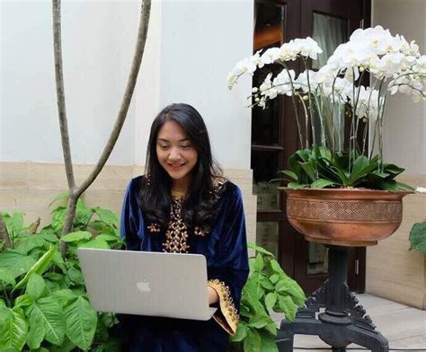 Sukses pecahkan rekor siaran terlama, kini sukses dengan bisnisnya. Kenalan dengan Putri Tanjung, Putri Konglomerat yang Tak ...