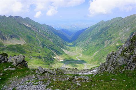 南部。ルーマニア中部を東西に走る。最高峰はモルドヴェアヌ山 (vârful moldoveanu, 2544 m)。トランシルヴァニア高原の南縁をなす。 トランシルヴァニア高原 トランシルヴァニア盆地とも。 Vârful Moldoveanu prin Valea Rea, traseu de o zi - Patru Zări