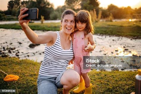 Selfie Ibu Dan Anak Foto Stok Unduh Gambar Sekarang 18 23 Bulan 30
