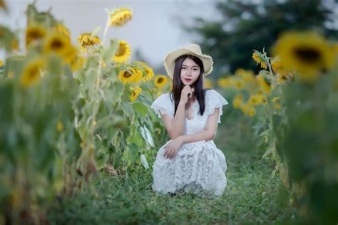 free photo beautiful sexy woman in a white dress on a field of sunflowers healthy lifestyle