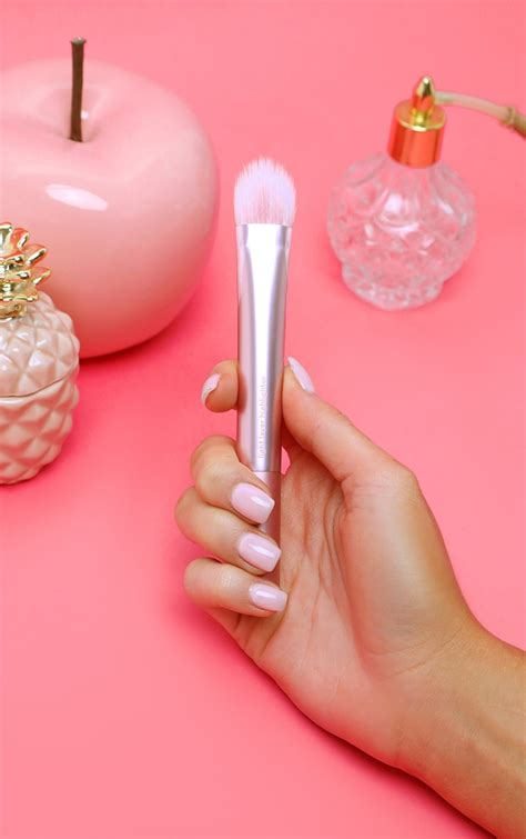 Real Techniques Light Layer Highlighter Brush Prettylittlething