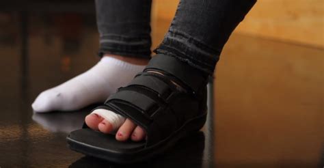 8 Best Shoes For Broken Toes Great For Support And Protection