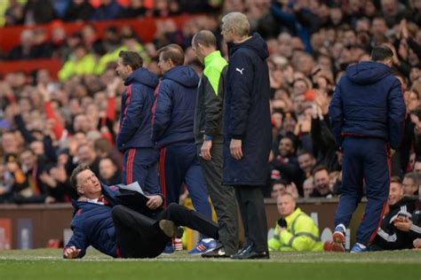 Louis van Gaal takes a dive and falls over against Arsenal! - Stretty Rant