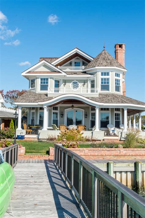 15 Superb Coastal Home Exterior Designs For The Beach Lovers