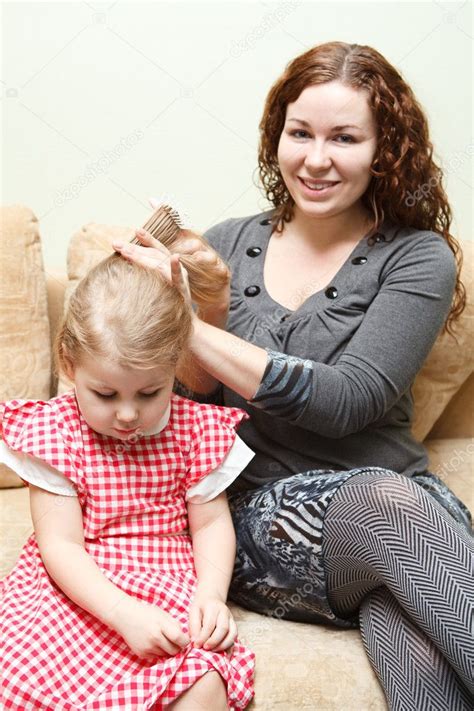 Madre E Hija Sentada En El Sofá Cabello Peinado De Hija Mujer — Foto