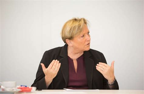 Umfragen sehen ihre cdu aber hinter den grünen von amtsinhaber winfried kretschmann. Coronavirus in Baden-Württemberg: Susanne Eisenmann will ...